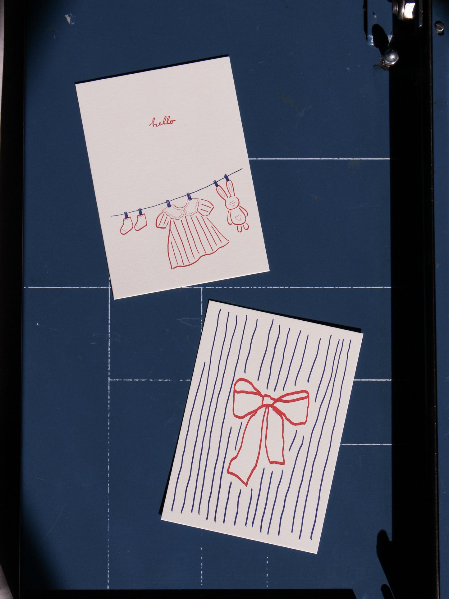 Postkarte Schleife und Streifen (Risographie)