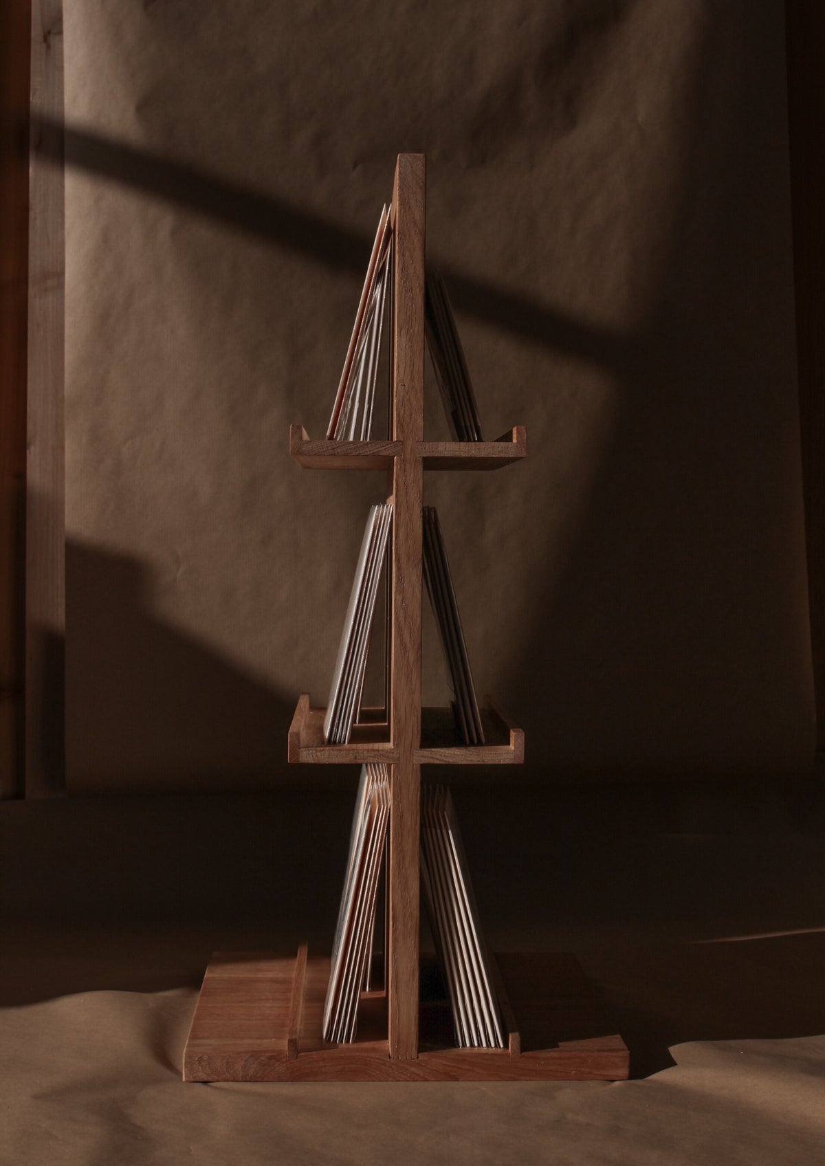 2-seitiges Massivholz-Display aus Eiche für 12-18 Karten
